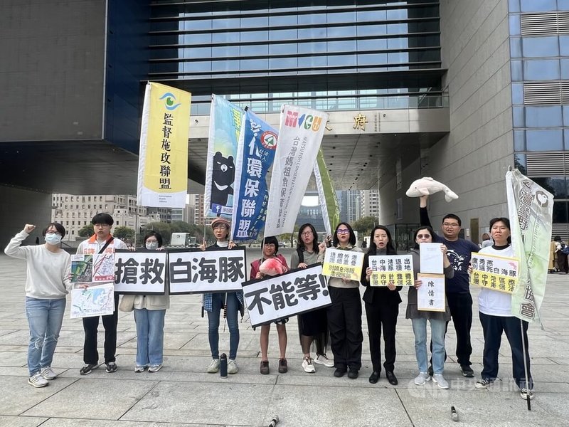 台灣媽祖魚保育聯盟等環境保護團體憂心台中港特定區範圍衝擊中華白海豚棲息地，27日與無黨籍台中市議員吳佩芸（右4）到台中市政府前廣場陳情，籲請通盤檢討。中央社記者郝雪卿攝   115年1月27日