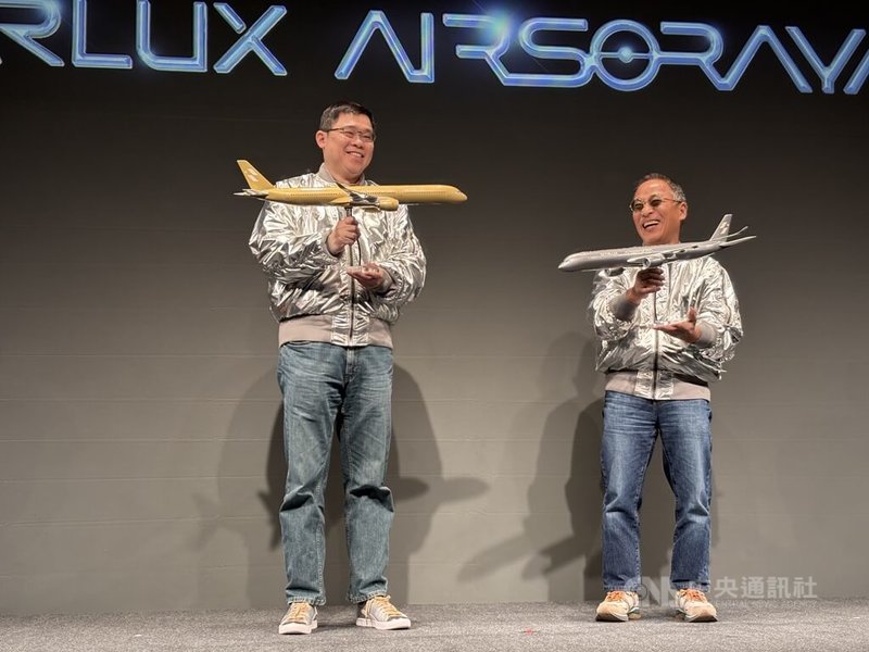 星宇航空27日於東京盛大發表品牌重磅企劃「STARLUX AIRSORAYAMA藝術計劃」，星宇董事長張國煒（左）與日本藝術家空山基（右）歷時3年合作，將兩架新世代Airbus A350-1000打造成「會飛的當代藝術品」，預計下半年陸續啟航。中央社記者戴雅真東京攝  115年1月27日