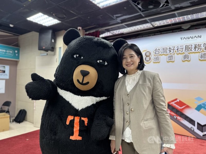 115年度中央政府總預算持續卡關，交通部觀光署長陳玉秀（右）27日出席活動時指出，若立法院無法通過預算，平日住宿等5大方案國旅補助、國際行銷都可能往後延。中央社記者余曉涵攝　115年1月27日