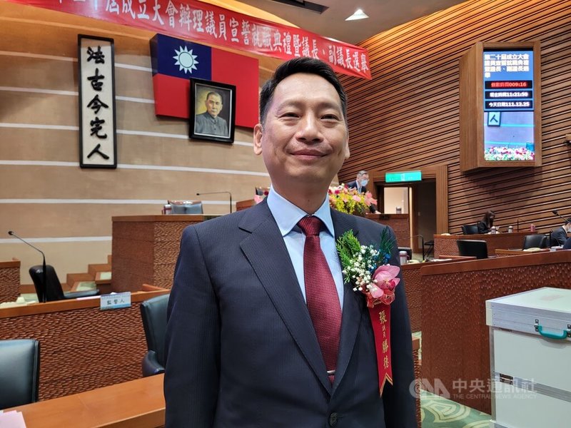 媒體報導宜蘭縣議會議長張勝德（圖）的家族營造公司，12年來承包縣內工程近新台幣60億元，遭質疑未利益迴避。張勝德27日表示，一切合法，呼籲選舉應回歸政見發表，而非利用不實爆料，傷害地方上努力經營的廠商。圖為民國111年12月25日張勝德出席議員宣誓就職典禮畫面。中央社記者沈如峰宜蘭縣攝　115年1月27日