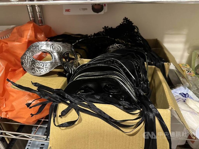 台中市警察局第六分局27日宣布，在西屯區查獲經營色情交易的同志會館，將提供場所的負責人移送法辦，並起出店內提供客人使用的面具、保險套等證物。（翻攝照片）中央社記者郝雪卿傳真　115年1月27日