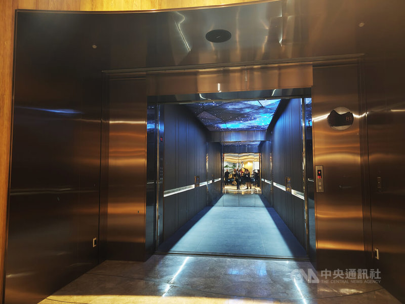 陶朱隱園27日公開可承重4.5噸的超大型汽車電梯，電梯可容納救護車或跑車，可直接開入住戶家中，也利於住戶搬運大型家具或古董。中央社記者何秀玲攝　115年1月27日