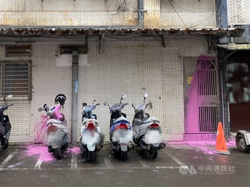 34歲洪姓男子疑因感情糾紛，27日到情敵家所開潤餅店後門潑灑粉色油漆，周遭停放的機車也遭波及。北市警方下午將洪男拘提到案，依涉毀損和恐嚇罪移送偵辦。（翻攝照片）中央社記者黃麗芸傳真　115年1月27日