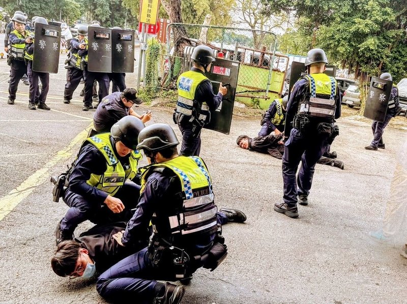 新北市政府警察局永和分局26日模擬郵局搶案演練，員警運用電擊槍對拒捕歹徒實施低致命性制伏措施，完成壓制。（永和警分局提供）中央社記者曹亞沿傳真 115年1月27日