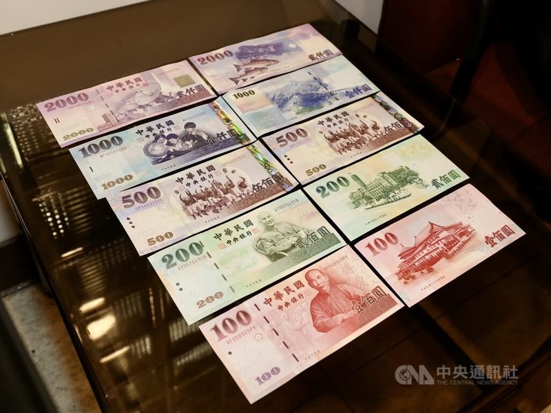 新台幣鈔券改版案已於114年10月23日正式啟動，新版鈔券將以「台灣之美」作為系列主題，央行擬訂12項面額主題，27日開放民眾到央行官方網站網路票選，擴大民眾參與。圖為現版新台幣鈔券。中央社記者張皓安攝 115年1月27日