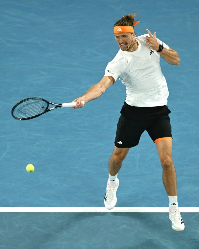 去年的澳洲網球公開賽亞軍茲韋列夫（圖）27日靠著強勁發球火力壓制對手美國新秀勒納．田，闖進澳網4強。（圖取自x.com/AustralianOpen）