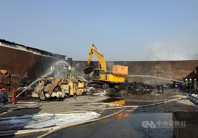 高雄市大寮區內坑路資源回收廠27日下午發生火警，環保局經查為陳姓男子切割過程不慎引燃輪胎，波及資收廠。已依違反空污法裁罰新台幣10萬至500萬元罰鍰。中央社記者董俊志攝　115年1月27日