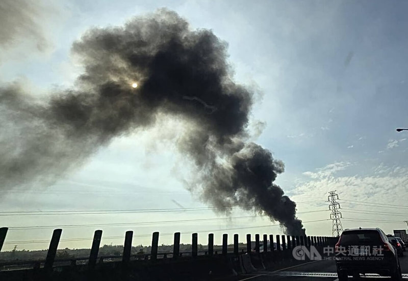 高雄市大寮區內坑路資源回收廠27日下午發生火警，黑煙直竄天際，數公里外都可見。中央社記者董俊志攝　115年1月27日