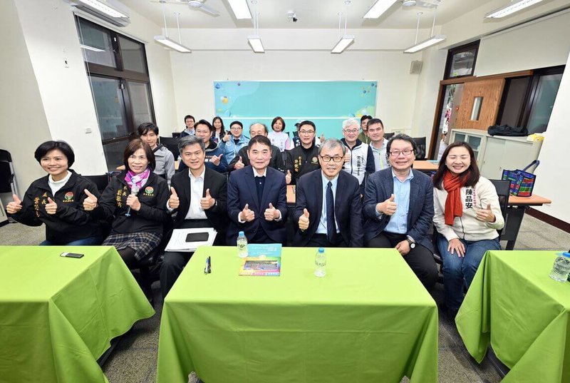 教育部長鄭英耀（前右3）27日訪視苗栗縣多所國小，實地了解本土語言教育推動、終身學習成果及校園環境安全改善情形。（苗栗縣政府提供）中央社記者管瑞平傳真　115年1月27日