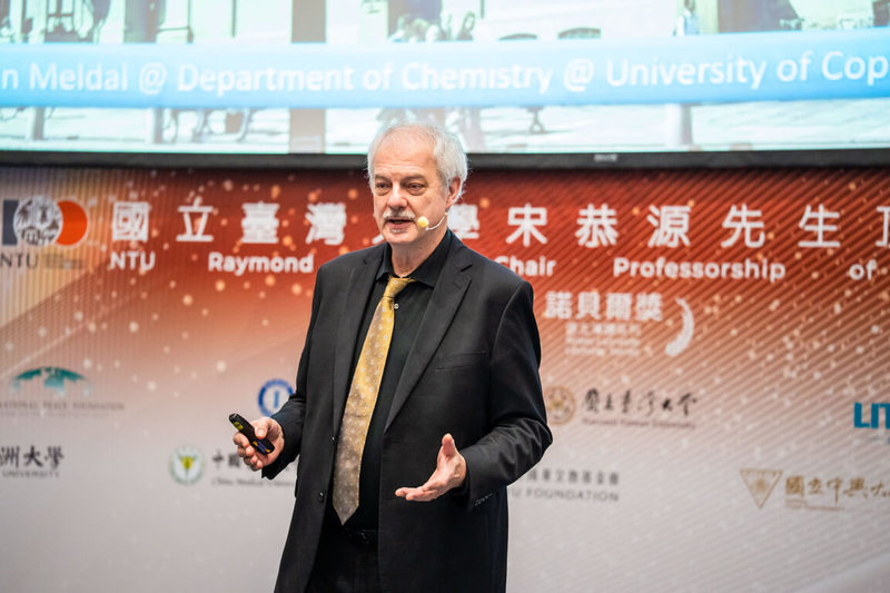 2022年諾貝爾化學獎得主梅爾達爾（Morten P. Meldal）受邀到台大演講，他認為面對全球危機，唯一有效的準備方式是教育，需培養下一代的科學素養，且須從小學開始。（台大提供）中央社記者許秩維傳真　115年1月27日