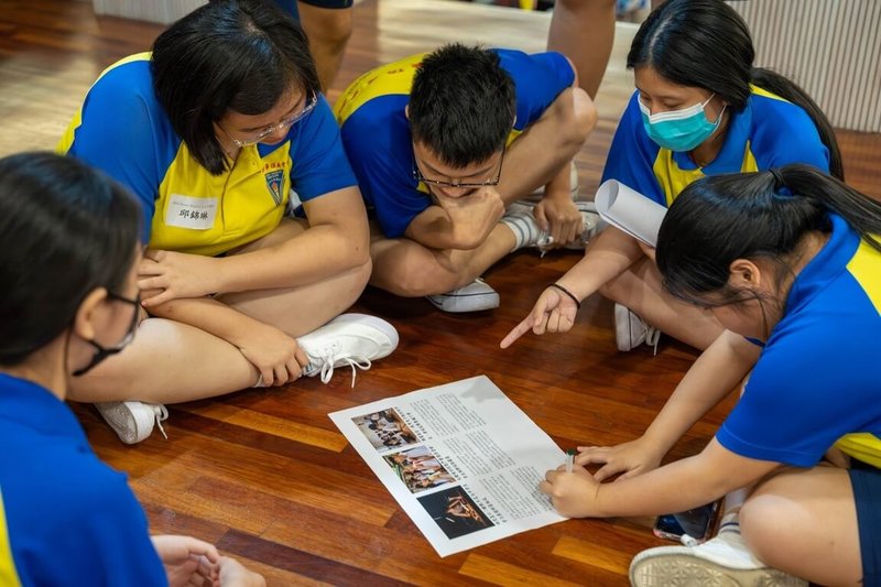 台師大國際服務團前往馬來西亞服務，並於巴生中華獨立中學舉辦「媒體素養工作坊」，協助學生建立查證習慣與風險判讀能力。（台師大提供）中央社記者許秩維傳真　115年1月27日