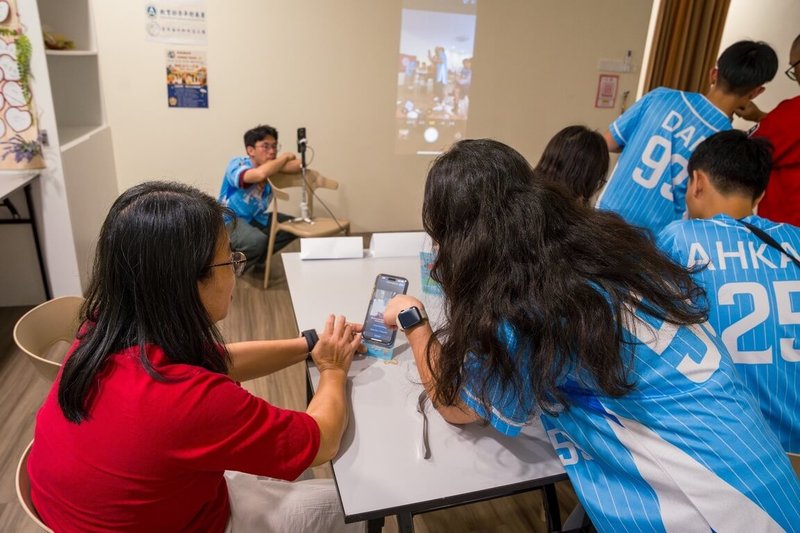 台師大國際服務團前往馬來西亞服務，並舉辦社區服務課程，教導中高齡社區民眾手機AI應用、手機網路防詐觀念、手機攝影功能等。（台師大提供）中央社記者許秩維傳真　115年1月27日