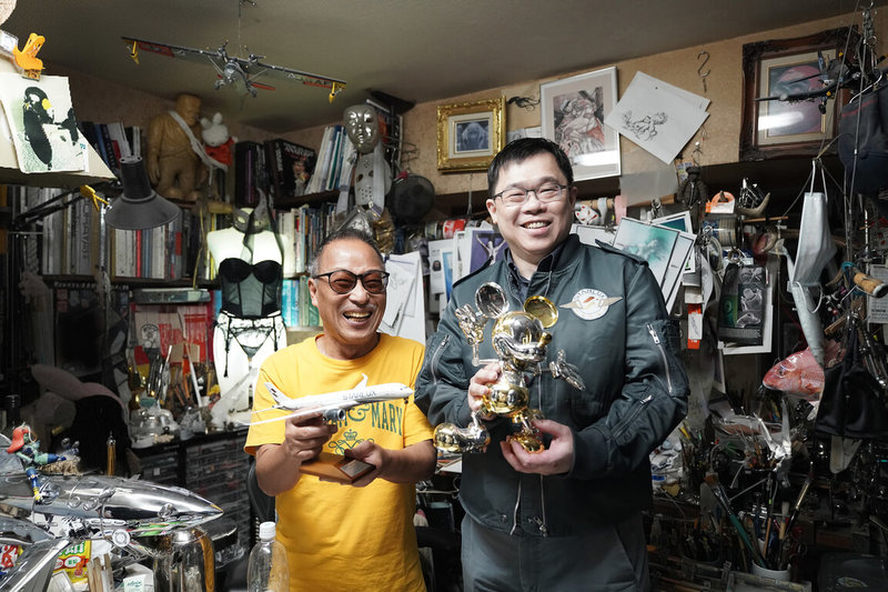 星宇航空董事長張國煒（右）與藝術大師空山基（左）都有著「做沒人做過的事」的共同信念，突破語言隔閡，聯手開啟AIRSORAYAMA航空美學新篇章。（星宇航空提供）中央社記者戴雅真東京傳真  115年1月27日