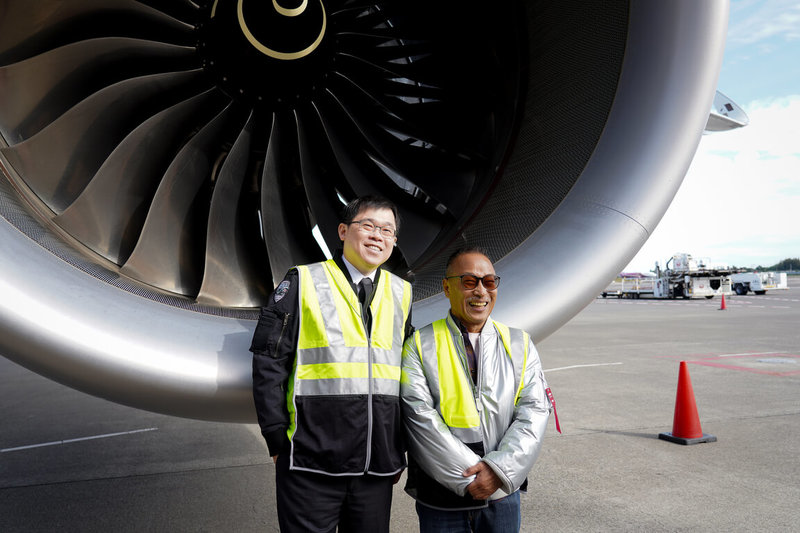 星宇航空董事長張國煒（左）與藝術家空山基（右）於成田機場，實地探討飛機設計細節。（星宇航空提供）中央社記者戴雅真東京傳真  115年1月27日