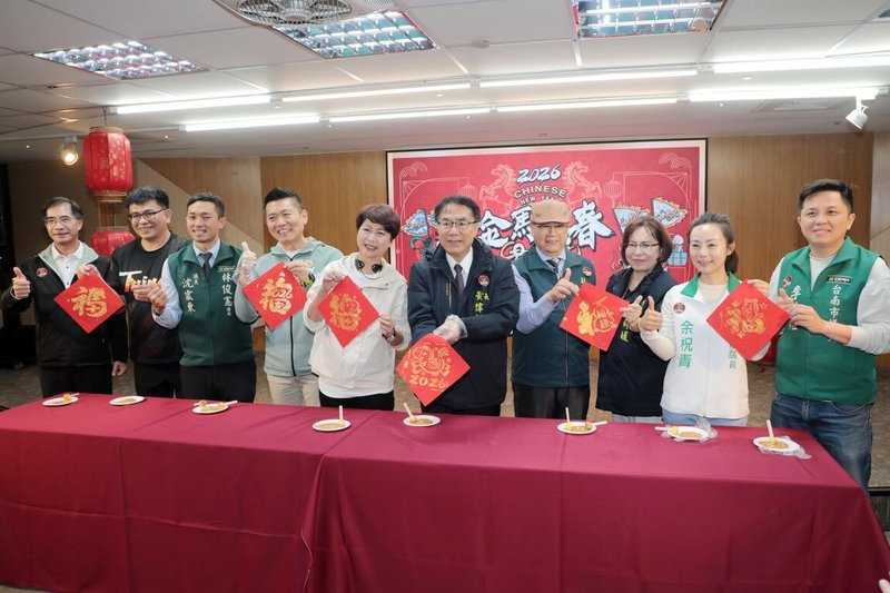 年關將至，台南市長黃偉哲（右5）27日宣布，2026年台南新化年貨大街預定自2月10日起至15日連續6天登場。（台南市政府提供）中央社記者張榮祥台南傳真　115年1月27日