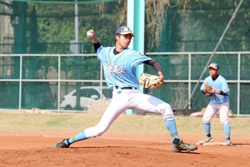 114學年度高中棒球聯賽（木棒組）第一階段，羅東高工先發投手郭靖源（前）27日面對莊敬高職完投7局，僅失1分，助隊晉級第二階段。（學生棒球運動聯盟提供）中央社記者蘇志畬傳真　115年1月27日