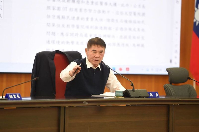 苗栗縣南庄鄉、西湖鄉近日接連發生山坡地違規開挖、違反水土保持法案件，縣長鍾東錦（圖）27日主持縣務會議指示，一律嚴加取締並依法按次開罰，以守護好山好水。（苗栗縣政府提供）中央社記者管瑞平傳真　115年1月27日