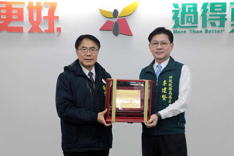 台南市財政稅務局長李建賢（右）預定2月1日離職，市長黃偉哲（左）27日在市政會議中頒贈感謝紀念牌。（台南市政府提供）中央社記者張榮祥台南傳真　115年1月27日