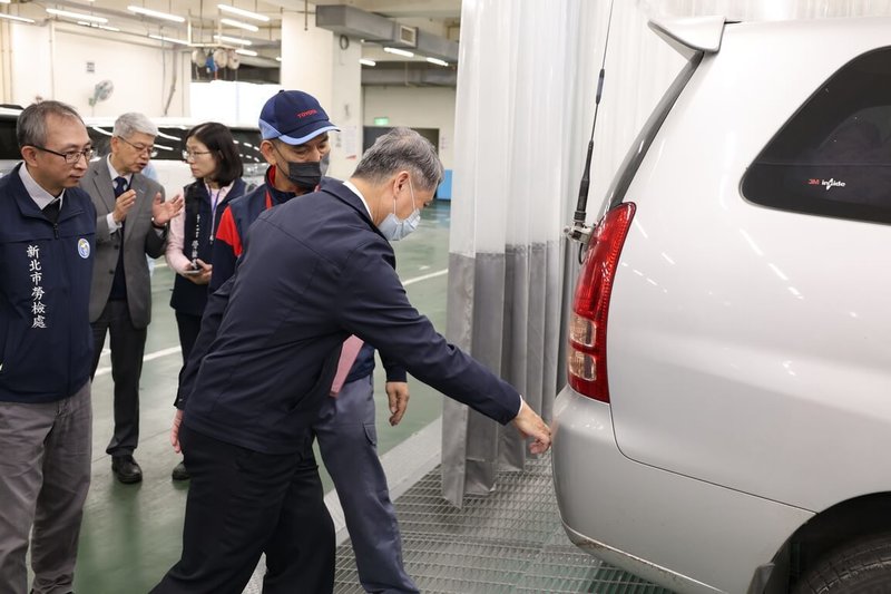 新北市勞工局長陳瑞嘉（前）27日率員到國都汽車新莊廠訪視，並表示，即日起執行春安勞檢，盼能讓勞工朋友都能平安、健康過好年。（勞工局提供）中央社記者王鴻國傳真　115年1月27日