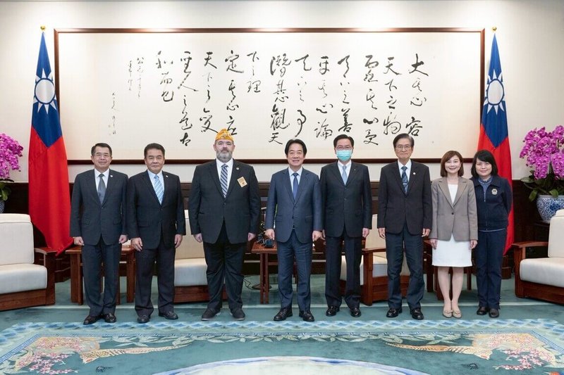 總統賴清德（左4）27日接見美國退伍軍人協會總會長希普利（Paul Shipley），感謝協會長期支持台美交流與退伍軍人事務。（總統府提供）中央社記者葉素萍傳真　115年1月27日