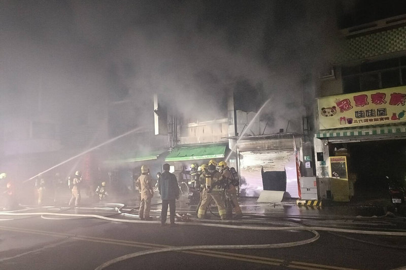 台南市新營區民治路一處透天式建物店面27日晚間發生火災，火勢延燒至兩側鄰戶，3戶店面皆無人在屋內，未釀傷亡。（讀者提供）中央社記者楊思瑞台南傳真　115年1月27日
