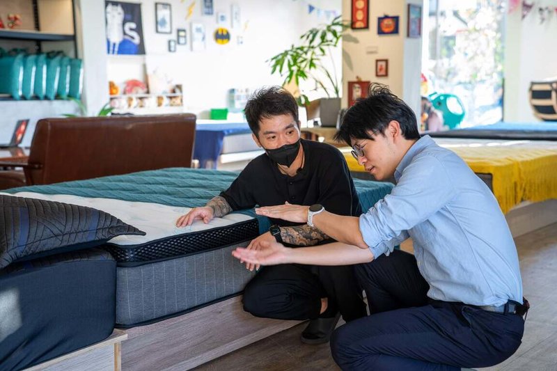 高雄市青年局長林楷軒（右）近日走訪青創輔導品牌，負責人楊明儒介紹床墊特色與品牌經營。（高雄市青年局提供）中央社記者林巧璉傳真　115年1月27日