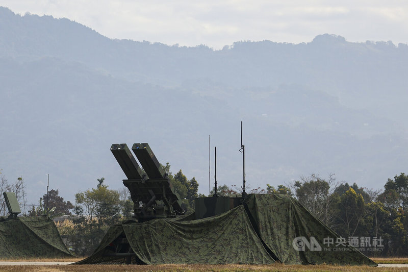 年節將屆,國防部27日舉行民國115年春節加強戰備媒體邀訪活動,陸軍十軍團整合作戰區內陸軍部隊實施地空整體操演,出動陸射劍二飛彈車進行操演。中央社記者鄭清元攝 115年1月27日
