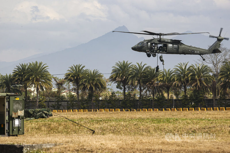 陸軍特戰官兵扮演的共軍半空中自UH-60M繩降,模擬突襲展現精實戰技。中央社記者鄭清元攝 115年1月27日