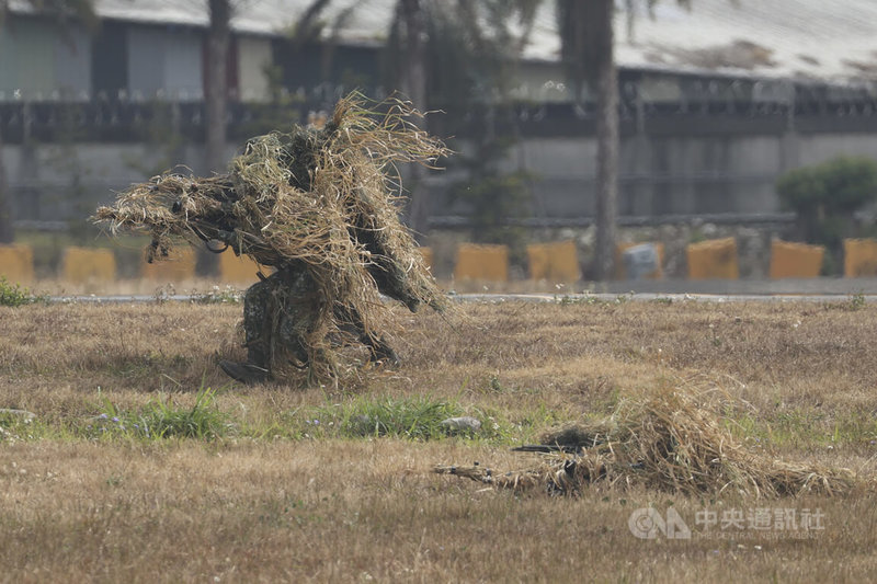 陸軍在新社龍翔營區進行戰備操演,模擬地面偵查組及狙擊組佔領要點向敵軍實施攻擊。中央社記者鄭清元攝 115年1月27日