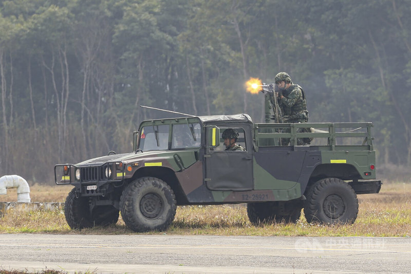 陸軍假想中共突襲,602旅營區應變部隊出動反擊,機場內硝煙瀰漫,效果逼真。中央社記者鄭清元攝 115年1月27日