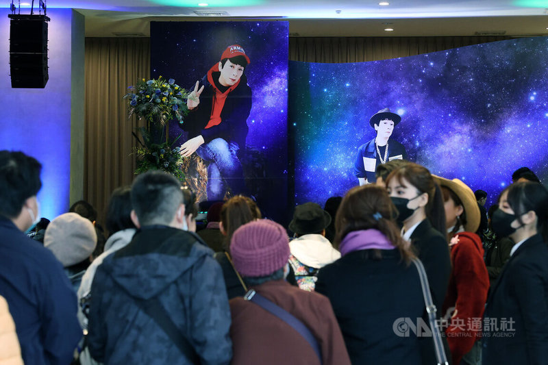 資深藝人曹西平的追思會27日以「最後演唱會」來舉辦，主舞台揮別傳統靈堂，是曹西平生前熱愛的舞台，改以深藍色星空與霓虹燈光打造演唱會氛圍，這片「星空」象徵他演藝事業的璀璨時刻，也寓意曹西平已化作天上的繁星，繼續守護著喜愛他的親友與粉絲。中央社記者郭日曉攝 115年1月27日