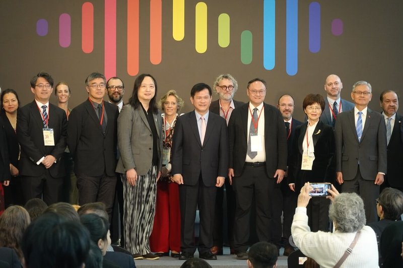 臺灣民主基金會27日舉辦「在地民主：全球協力下的城市創新治理」國際論壇，外交部長林佳龍（前排左4）出席，論壇由無任所大使唐鳳（前排左3）主持。中央社記者楊堯茹攝 115年1月27日