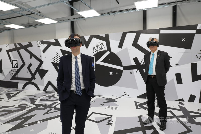 XR展演空間「XR沉浸玩家」即將啟用，場館首檔節目推出「消失的法老」古夫金字塔VR沉浸體驗，27日記者會中，外交部次長吳志中（右）、法國在台協會主任龍燁（Franck Paris）（左）戴上VR裝置，同行遊歷金字塔深處。中央社記者翁睿坤攝　115年1月27日