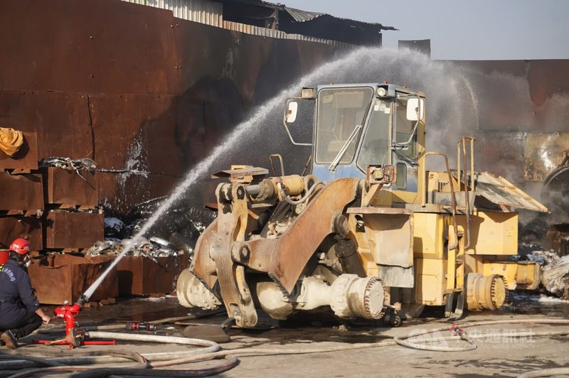 高雄市大寮區內坑路資源回收廠27日下午發生火警，消防趕抵布設水線搶救。環保局經查為陳姓男子切割過程不慎引燃廢輪胎引發火警，火勢進一步波及鄰近資收廠。中央社記者董俊志攝　115年1月27日