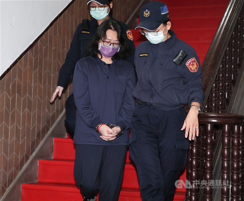 男童「剴剴」遭虐死案二審維持原判，保母姊妹劉彩萱（圖）、劉若琳仍判無期徒刑、18年。劉姓姊妹另涉凌虐2名幼童案，台北地方法院目前審理中。（中央社檔案照片）