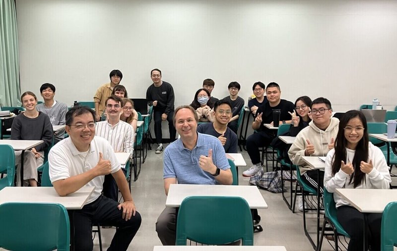 台科大副教授高震宇（前排左）推動創新教學，在全英授課（EMI）的課程中，讓學生透過書寫進行無聲討論，並提供「發問小卡」與「討論小卡」，讓學生敢於發問。（台科大教務處提供）中央社記者許秩維傳真 115年1月27日