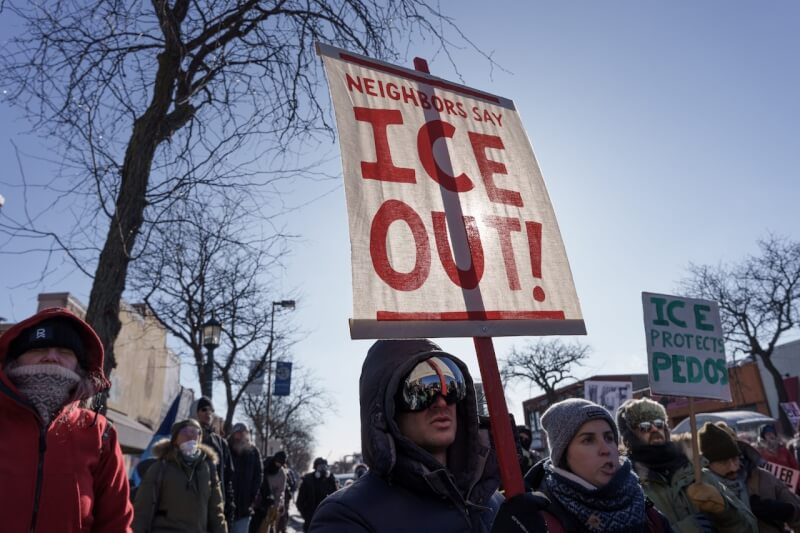 美國明尼蘇達州明尼阿波利斯市民眾24日在街頭示威，抗議政府大規模打擊非法移民的行動。（路透社）