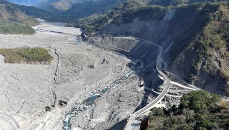 南橫公路「明霸克露橋」部分橋梁段遭土石流沖毀，交通部公路局新建「瓦筏哈橋」銜接尚未沖毀的橋梁段，預計28日開放通車。（公路局南區養護工程分局甲仙工務段提供）中央社記者張已亷傳真 115年1月27日