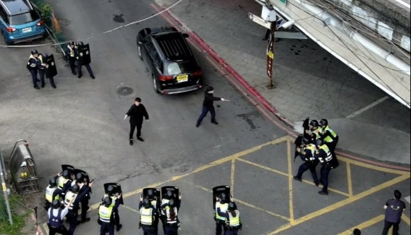 新北市警察局永和分局26日進行攔截圍捕演練，模擬郵局搶案，以空拍機掌握歹徒逃逸動向，封鎖周邊道路包圍歹徒。（永和警分局提供）中央社記者曹亞沿傳真 115年1月27日