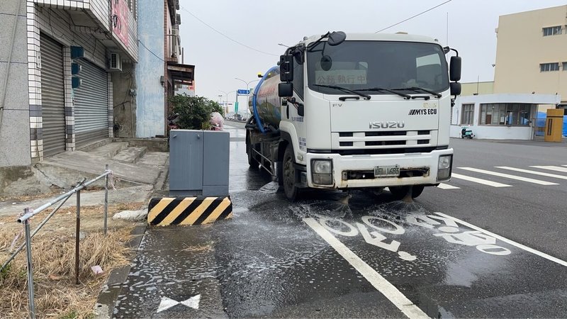 冷高壓南下及風速偏弱影響，台南27日空氣品質轉差，市府空氣污染防制指揮中心啟動，加強污染源管制，執行道路及工地周邊灑水、清掃作業。（台南市政府提供）中央社記者張榮祥傳真 115年1月27日