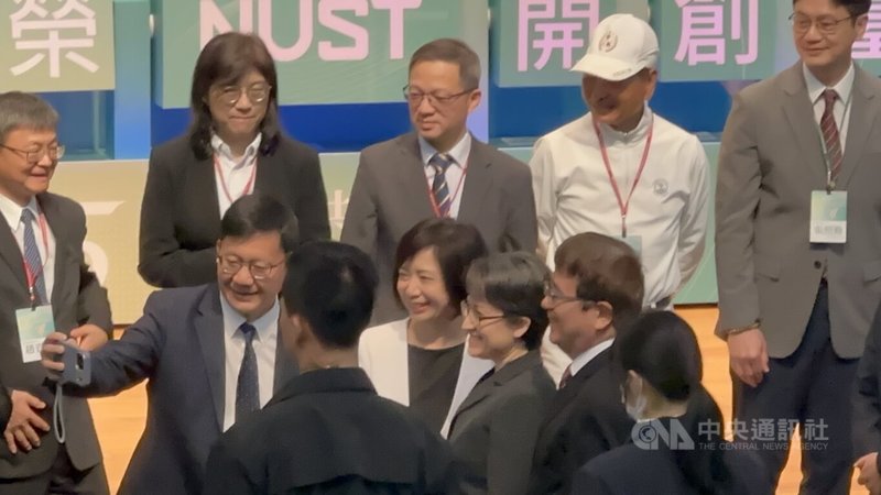 台灣國立大學系統15校跨域共榮合作典禮27日在國立中興大學圖書館舉辦,副總統蕭美琴(前排右2)、教育部次長張廖萬堅(前排左1)、民主進步黨籍立法委員何欣純(前排左2)與興大校長詹富智(前排右)合影。中央社記者趙麗妍攝 115年1月27日