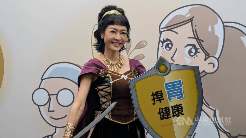 藝人唐玲27日打扮成「捍胃戰士」分享自己罹胃癌經驗，她20多年前就檢查出感染幽門螺旋桿菌，但未完成抗生素治療，也一直逃避回診檢查，拖了20年後變成胃癌，讓自己非常後悔。中央社記者曾以寧攝  115年1月27日