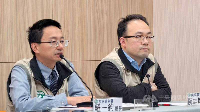 衛福部疾管署長羅一鈞(左)27日表示,國內流感疫情增幅趨緩,就診人次為4年同期新低,春節前是否進入流行期要再觀察,疫情高峰估單週12萬人次就診。中央社記者曾以寧攝 115年1月27日