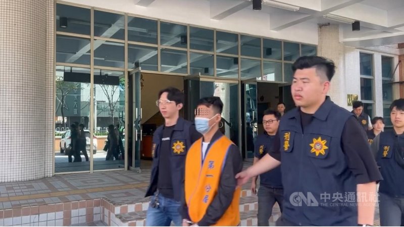 警政署刑事局27日發布破案新聞指出，嘉義市49歲蔡姓男子（左2）與陳姓商人合夥經營地下錢莊，蔡男另找黑幫進行暴力討債，就連陳男提出欲拆夥也被恐嚇，專案小組發動3波查緝行動，逮15嫌送辦。（翻攝照片）中央社記者黃麗芸傳真　115年1月27日