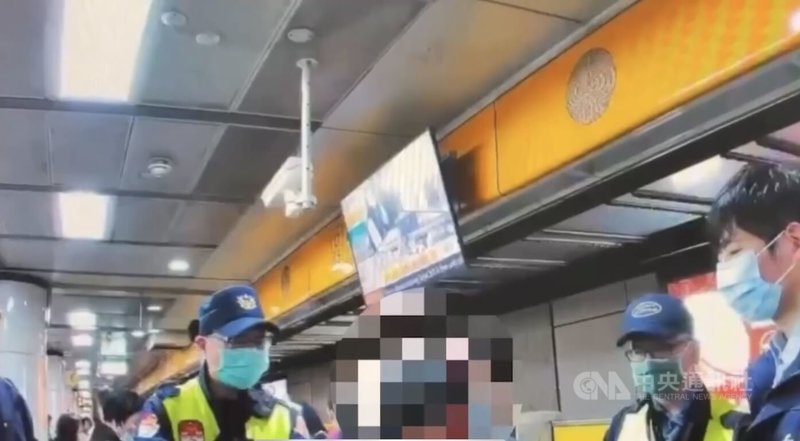 有名女乘客（右3）26日搭乘台北捷運時，疑因情緒不穩、大聲講話，驚嚇到同車其他乘客並按對講機通報，經由警方及站方共同勸導後，女乘客才恢復平靜後離站。（翻攝照片）中央社記者黃麗芸傳真 115年1月27日