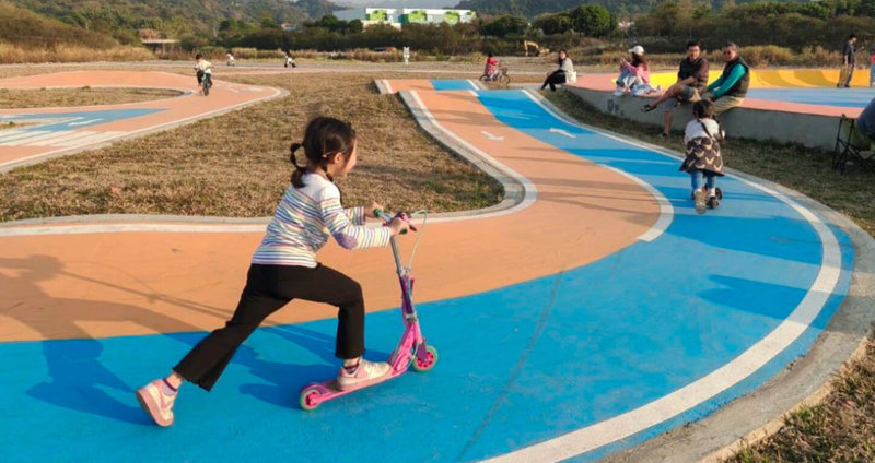 台中市大里區草湖溪滑步車廣場已開放使用，結合滑步車道與滑板車廣場設計，讓草湖溪高灘地蛻變為寓教於樂的河濱新據點。（台中市政府提供）中央社記者趙麗妍傳真　115年1月27日