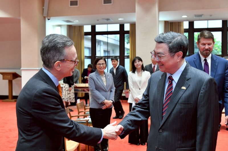 行政院長卓榮泰（前右1）27日接見美國台灣商業協會訪團一行人，指台美近期在對等關稅及半導體待遇上取得實質成果，也有雙向投資等，盼彼此深化合作、共創互惠雙贏。（行政院提供）中央社記者賴于榛傳真　115年1月27日