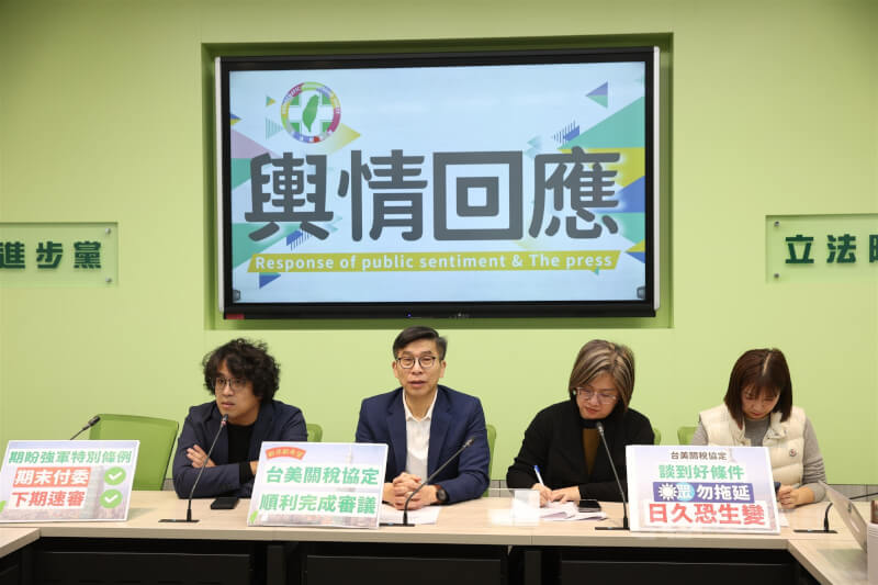 民進黨立法院黨團27日上午在立法院舉辦記者會，民進黨立委沈伯洋（左1）、鍾佳濱（左2）、陳培瑜（右2）、張雅琳（右1）回應媒體提問。中央社記者吳家昇攝 115年1月27日