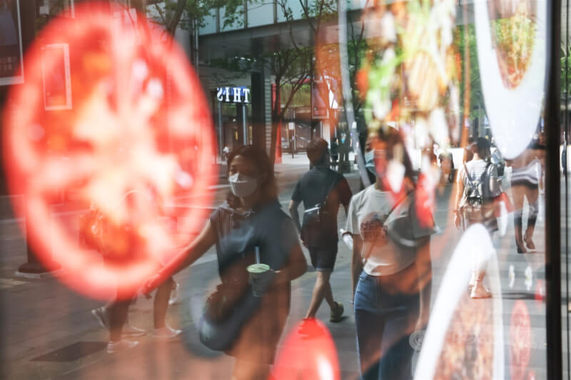 國發會27日公布2025年12月景氣燈號，時隔近1年，再次亮出代表景氣熱絡的紅燈。圖為台北市信義區民眾逛街。（中央社檔案照片）