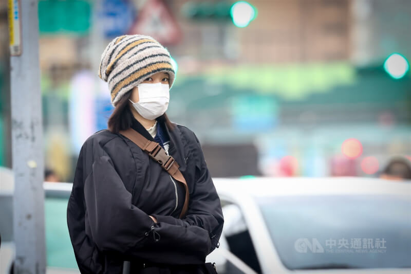 圖為新北市土城區外出民眾戴上毛帽加強保暖。（中央社檔案照片）